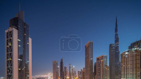 Téléchargez les photos : Vue aérienne du lever du soleil sur Dubai Downtown skyline avec de nombreuses tours de nuit au jour transition timelapse. Zone d'affaires dans la ville urbaine intelligente. gratte-ciel et gratte-ciel d'en haut tôt le matin, EAU. - en image libre de droit