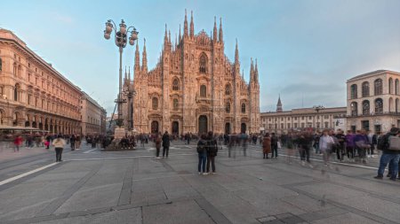 Téléchargez les photos : Panorama montrant la cathédrale de Milan et les bâtiments historiques intemporels pendant le coucher du soleil. Duomo di Milano est l'église cathédrale située sur la Piazza del Duomo dans la ville de Milan en Italie - en image libre de droit