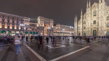 Téléchargez les photos : Panorama montrant la cathédrale de Milan et les bâtiments historiques nuit timelapse. Duomo di Milano est l'église cathédrale située sur la Piazza del Duomo dans la ville de Milan en Italie - en image libre de droit