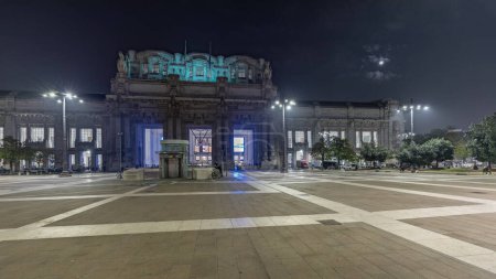 Téléchargez les photos : Panorama montrant Milano Centrale nuit timelapse - la principale gare centrale de la ville de Milan en Italie. Situé sur la Piazza Duca d'Aoste près du long boulevard Via Vittor Pisani. - en image libre de droit