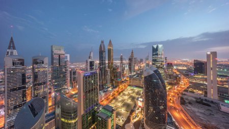 Téléchargez les photos : Vue panoramique sur les gratte-ciel de Sheikh Zayed Road à Dubaï, de nuit aérienne au jour, période de transition, Émirats arabes unis. Les gratte-ciel de la place financière internationale d'en haut avant le lever du soleil - en image libre de droit