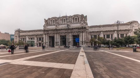 Foto de Panorama of Milano Centrale timelapse - the main central railway station of the city of Milan in Italy. Located on Piazza Duca d'Aosta near the long boulevard Via Vittor Pisani. - Imagen libre de derechos