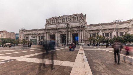 Foto de Panorama de Milano Centrale timelapse - la principal estación central de trenes de la ciudad de Milán en Italia. Situado en Piazza Duca d 'Aosta, cerca del largo bulevar Via Vittor Pisani. - Imagen libre de derechos