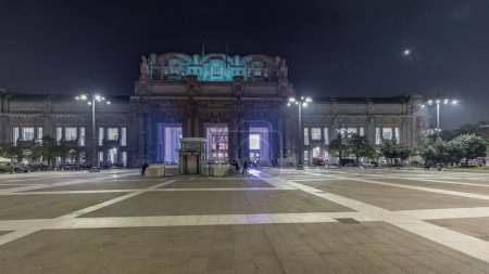 Téléchargez les photos : Panorama showing Milano Centrale night timelapse - the main central railway station of the city of Milan in Italy. Located on Piazza Duca d'Aosta near the long boulevard Via Vittor Pisani. - en image libre de droit