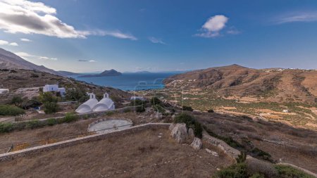 Foto de Panorama que muestra el timelapse aéreo de la isla de Amorgos desde arriba. Grecia tradicional - casas blancas en colinas y mar turquesa, Cícladas - Imagen libre de derechos