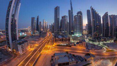 Téléchargez les photos : Panorama aérien de Dubaï Skyline du centre-ville avec de nombreuses tours timelapse de transition de nuit au jour. Zone d'affaires dans la ville urbaine intelligente. gratte-ciel et gratte-ciel d'en haut avant le lever du soleil, EAU. - en image libre de droit
