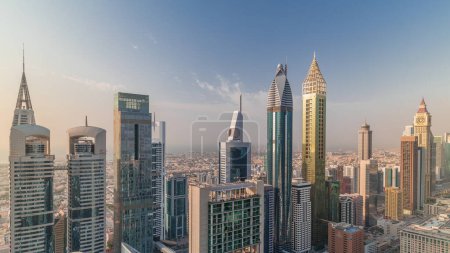 Téléchargez les photos : Vue aérienne des immeubles de grande hauteur sur Sheikh Zayed Road à Dubaï timelapse aérien, EAU. Des gratte-ciels dans le centre financier international par le haut. Villa maisons sur un fond - en image libre de droit