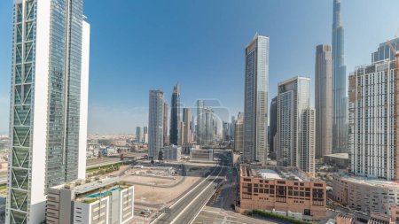 Téléchargez les photos : Panorama montrant la vue aérienne de Dubai Downtown et Business bay skyline avec de nombreuses tours timelapse. Zone d'affaires dans la ville urbaine intelligente. gratte-ciel et immeubles de grande hauteur d'en haut, Émirats arabes unis. - en image libre de droit
