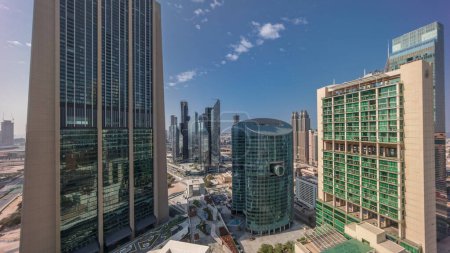 Téléchargez les photos : Gratte-ciel du centre financier international de Dubaï avec promenade sur une avenue de porte timelapse aérien pendant toute la journée du lever au coucher du soleil. Ombres se déplaçant rapidement - en image libre de droit