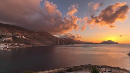 Téléchargez les photos : Panorama montrant des nuages orange au coucher du soleil sur l'île d'Amorgos timelapse aérien d'en haut. Grèce traditionnelle - maisons blanches sur les collines et la mer turquoise, Cyclades - en image libre de droit