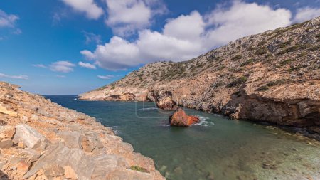 Téléchargez les photos : Panorama montrant un navire rouillé abandonné dans la mer timelapse près d'énormes formations rocheuses sous un ciel bleu clair à Navagio Beach, île d'Amorgos, Grèce - en image libre de droit