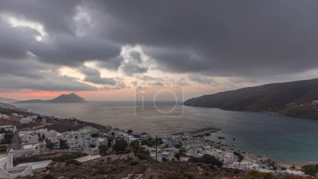 Téléchargez les photos : Panorama montrant le coucher du soleil sur l'île d'Amorgos timelapse aérien d'en haut. Grèce traditionnelle - maisons blanches sur les collines et la mer turquoise, Cyclades - en image libre de droit