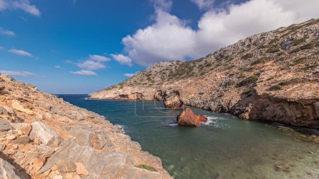 Téléchargez les photos : Panorama montrant un navire rouillé abandonné dans la mer timelapse près d'énormes formations rocheuses sous un ciel bleu clair à Navagio Beach, île d'Amorgos, Grèce - en image libre de droit
