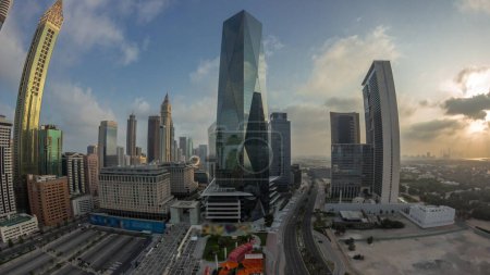 Téléchargez les photos : Panorama du quartier financier international de Dubaï. Vue aérienne des tours de bureaux d'affaires au lever du soleil. gratte-ciel lumineux avec hôtels et centres commerciaux près du centre-ville - en image libre de droit