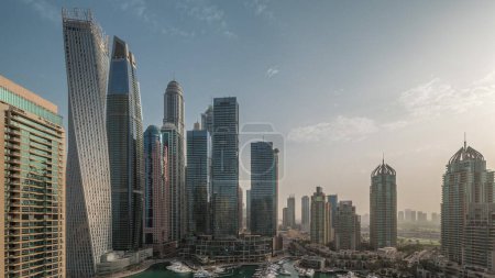 Foto de Dubai marina rascacielos más altos y yates en la antena del puerto durante el amanecer. Vista en edificios de apartamentos, hoteles y bloques de oficinas, desarrollo residencial moderno de los EAU - Imagen libre de derechos