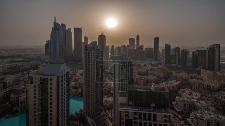 Téléchargez les photos : Vue panoramique aérienne de la ville futuriste. Business bay et Downtown district sunrise avec gratte-ciel et maisons traditionnelles, Dubaï, Émirats arabes unis skyline. - en image libre de droit