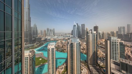 Téléchargez les photos : Dubaï centre-ville au lever du soleil avec fontaines et architecture futuriste moderne timelapse aérien. Vue panoramique sur les gratte-ciel avec la vieille ville et le centre commercial - en image libre de droit