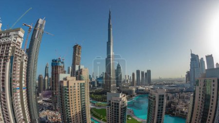 Foto de Panorama de Dubai Céntrico paisaje urbano con rascacielos más altos alrededor de la noche aérea al día timelapse transición. Sitio de construcción de nuevas torres y carreteras ocupadas con tráfico desde arriba - Imagen libre de derechos