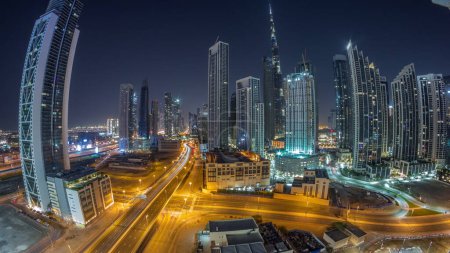 Téléchargez les photos : Panorama aérien de Dubaï Skyline du centre-ville avec de nombreuses tours éclairées tout au long de la nuit. Zone d'affaires dans la ville urbaine. gratte-ciel et immeubles de grande hauteur coupant l'éclairage - en image libre de droit