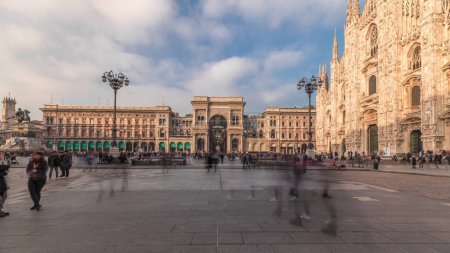 Téléchargez les photos : Panorama montrant la cathédrale de Milan et les bâtiments historiques timelapse. Duomo di Milano est l'église cathédrale située sur la Piazza del Duomo dans la ville de Milan en Italie - en image libre de droit