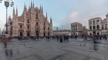 Foto de Panorama que muestra la catedral de Milán y los edificios históricos timelapse durante el atardecer. Duomo di Milano es la iglesia catedral situada en la plaza del Duomo en la ciudad de Milán en Italia. - Imagen libre de derechos