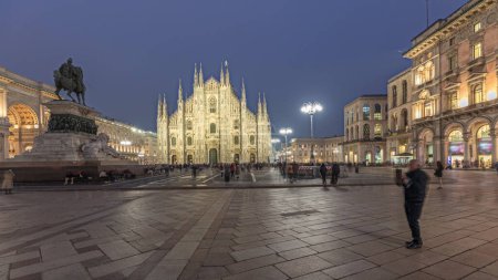 Foto de Panorama showing Milan Cathedral and historic buildings day to night transition timelapse. Duomo di Milano is the cathedral church located at the Piazza del Duomo square in Milan city in Italy - Imagen libre de derechos