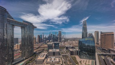 Foto de Futurista Dubai Downtown y horizonte del distrito financiero timelapse aéreo durante todo el día desde el amanecer hasta el atardecer. Muchas torres y rascacielos con sombras moviéndose rápido - Imagen libre de derechos