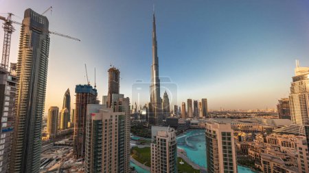 Foto de Dubai Céntrico paisaje urbano con rascacielos más altos timelapse panorámica aérea durante todo el día con sombras que se mueven rápidamente desde el amanecer hasta el atardecer. Construcción de nuevas torres desde arriba - Imagen libre de derechos