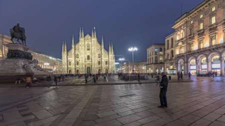 Foto de Panorama que muestra la Catedral de Milán y los edificios históricos día a noche timelapse transición. Duomo di Milano es la iglesia catedral situada en la plaza del Duomo en la ciudad de Milán en Italia. - Imagen libre de derechos