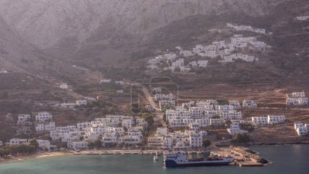 Téléchargez les photos : Amorgos île timelapse aérien d'en haut le matin. Grèce traditionnelle - maisons blanches sur les collines et navire dans le port maritime dans le port, Cyclades - en image libre de droit