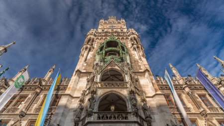 Téléchargez les photos : Tour de l'horloge ou Glockenspiel close-up, section de timelapse de jeu de cloche, Munich, Allemagne. En regardant vers le haut. Détail de la nouvelle mairie de Rathaus avec carillon dans le centre-ville. Situé sur la place Marienplatz - en image libre de droit