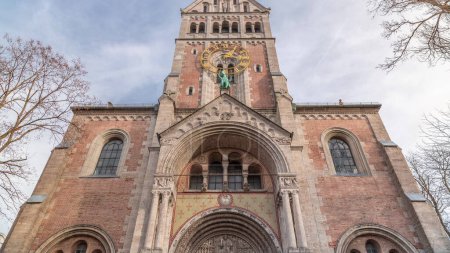 Téléchargez les photos : Sainte Anna im Lehel est une paroisse de l'église catholique romaine dans le quartier Lehel de Munich timelapse. En regardant vers le haut. Vue de face. Nuages sur le ciel. Allemagne - en image libre de droit