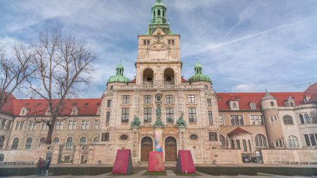 Téléchargez les photos : Le Musée national bavarois (Bayerisches Nationalmuseum) timelapse. L'un des musées d'art décoratif les plus importants d'Europe et l'un des plus grands musées d'art d'Allemagne, Munich. Vue de face - en image libre de droit