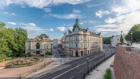 Foto de Panorama que muestra la plaza del teatro con el edificio principal de la oficina de correos timelapse aéreo y el teatro polaco, ambos construidos en 1890, vista desde la colina del castillo. Tráfico en la calle. Bielsko-Biala, Polonia - Imagen libre de derechos