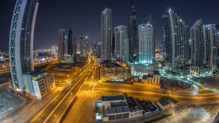 Foto de Panorama aéreo del horizonte del centro de Dubái con muchas torres iluminadas durante toda la noche. Área de negocios en ciudad urbana. Rascacielos y edificios de gran altura apagando la iluminación - Imagen libre de derechos