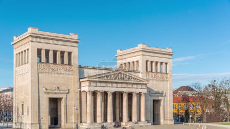 Téléchargez les photos : Propylaea ou Propylaen timelapse par le haut. Monumental city gate in Konigsplatz (King's Square), Munich, Allemagne, Europe. Le bâtiment dans l'ordre dorique, évoque l'entrée pour l'Acropole athénienne - en image libre de droit