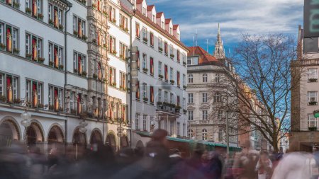 Téléchargez les photos : Kaufingerstrasse, rue commerçante et zone piétonne au centre-ville de Munich près de la Marienplatz timelapse. Lumière du soir sur les bâtiments historiques avec des gens qui se promènent. Bavière, Allemagne - en image libre de droit