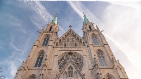 Téléchargez les photos : Église Saint-Paul ou Paulskirche timelapse. En regardant vers le haut. Une grande église catholique dans le quartier Ludwigsvorstadt-Isarvorstadt de Munich, Bavière, Allemagne. Façade vue de face - en image libre de droit