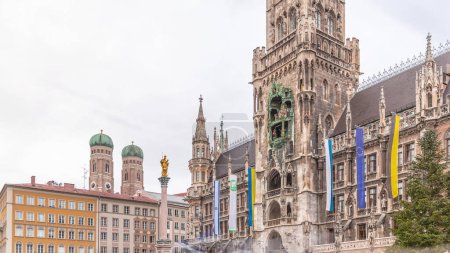 Foto de Espectáculo de música en la Torre del Reloj o sección Glockenspiel de timelapse juego campana, Múnich, Alemania. Detalle de Rathaus (New Town Hall) con carillón en el centro de la ciudad. Es un hito situado en la plaza Marienplatz - Imagen libre de derechos