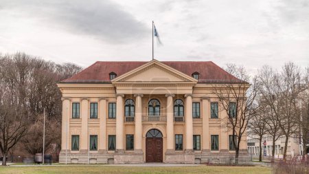 Foto de El Prinz Carl Palais de Múnich es una mansión construida al estilo del timelapse del neoclasicismo temprano. También era conocido como el Palais Salabert y el Palais Royal con bandera en la parte superior. Alemania - Imagen libre de derechos