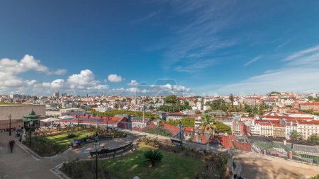 Foto de Panorama que muestra la vista aérea sobre el centro de Lisboa timelapse desde el punto de vista llamado: Miradouro de Sao Pedro de Alcantara con el barrio de Baixa desde arriba y Castelo Sao Jorge. - Imagen libre de derechos