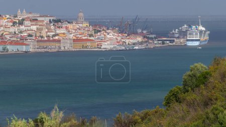 Vue aérienne de Lisbonne sur le Tage du point de vue de Cristo Rei à Almada avec des yachts bateaux de tourisme timelapse. Quartier historique avec toits rouges. Panthéon dôme sur le dessus. Lisbonne, Portugal
