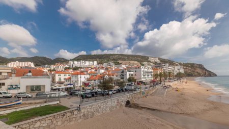 Téléchargez les photos : Panorama montrant vue aérienne de la ville de Sesimbra et promenade au bord de la mer Timelapse, Portugal. Paysage supérieur avec maisons et plage de la forteresse. Resort dans le quartier de Setubal - en image libre de droit