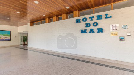 Téléchargez les photos : Panorama montrant l'entrée de l'hôtel et porte à hall timelapse dans le village de Sesimbra. Les gens entrent et sortent. District de Setubal au Portugal - en image libre de droit