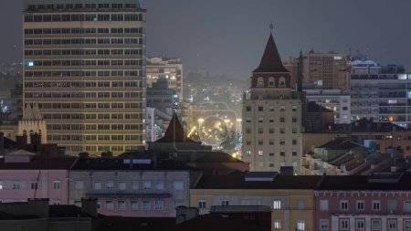Téléchargez les photos : Le quartier Areeiro de Lisbonne avec des bâtiments résidentiels et de bureaux timelapse de nuit, Portugal, vue d'en haut. Trafic sur l'Avenida de Roma - en image libre de droit