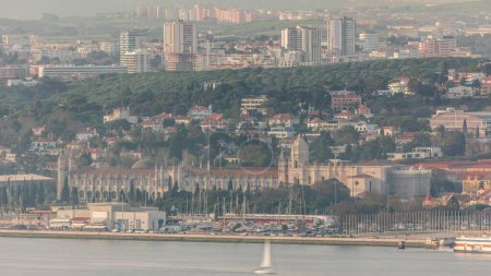 Paysage urbain de Lisbonne avec le monastère Jeronimos (ou Hieronymites) et la place Emprie et le parc intemporel. Vue aérienne depuis le sommet du point de vue Cristo Rei pendant le coucher du soleil. Marina avec yachts. Lisbonne, Portugal