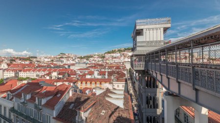 Téléchargez les photos : Panorama montrant Alfama et Baixa quartiers de Lisbonne timelapse aérien, Portugal, avec le château de Sao Jorge et la terrasse panoramique de l'ascenseur historique de Santa Justa, vieil ascenseur en fer d'en haut - en image libre de droit