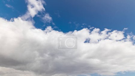 Téléchargez les photos : Ciel bleu avec nuage blanc mouvement rapproché timelapse panoramique. Mouvement des nuages avant la pluie. Ciel dramatique et changement climatique - en image libre de droit
