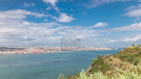 Foto de Panorama que muestra el paisaje urbano de Lisboa y el timelapse del río Tajo, vista aérea del casco antiguo de Alfama con la suspensión hito 25 de abril puente desde el mirador de Cristo Rei en Almada. Portugal - Imagen libre de derechos