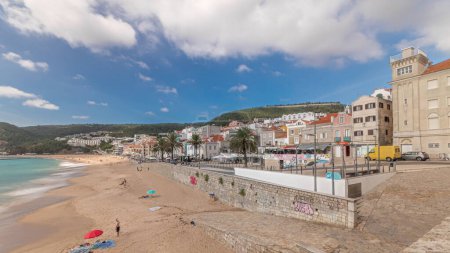 Foto de Panorama que muestra vista aérea de la ciudad de Sesimbra y el timelapse junto al mar, Portugal. Paisaje superior con casas y playa desde fortaleza. Castillo en la colina. Resort en el distrito de Setubal - Imagen libre de derechos